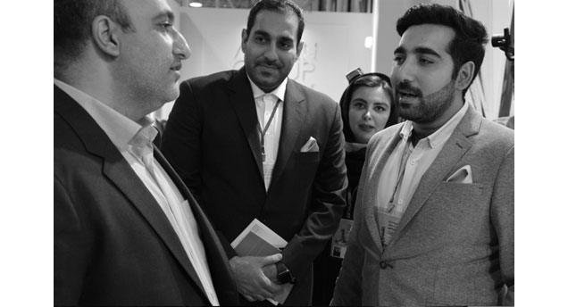حضور دکتر کلائی در غرفه گروه سرمایه گذاری آرین(2)